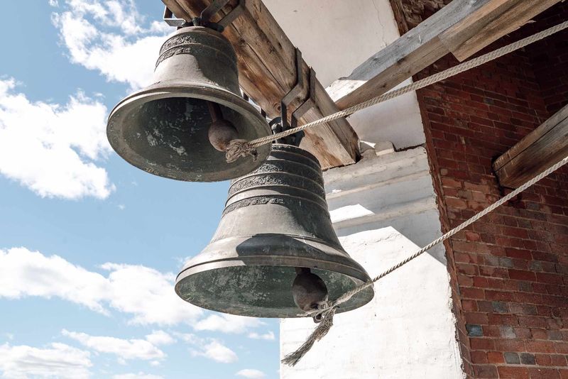 clopote la o biserică, calendar crestin ortodox, când nu se spala haine, cruce albastra in calendar