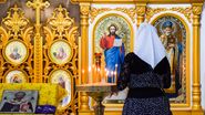 Femeie, moment de rugăciune în biserică