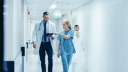 Medic, asistente, pe holul unui spital