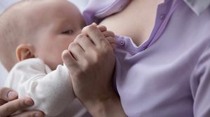 Ce este „Furia Laptelui” și cum se manifestă. Vezi ce trebuie să facă proaspetele mămici care se confruntă cu această problemă