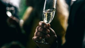 Șampania: nu doar o băutură, ci o experiență sinonimă cu luxul și eleganța