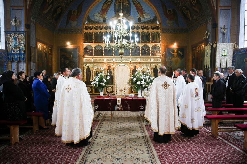 Preoți, enoriași în biserică Preoți, și eroniași în biserică