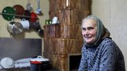 Pensionară, în bucătărie