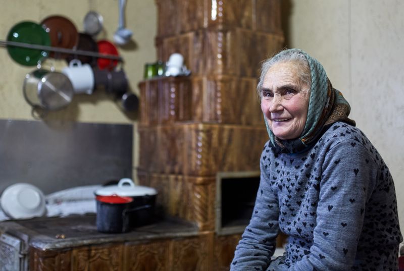 Pensionară, în bucătărie