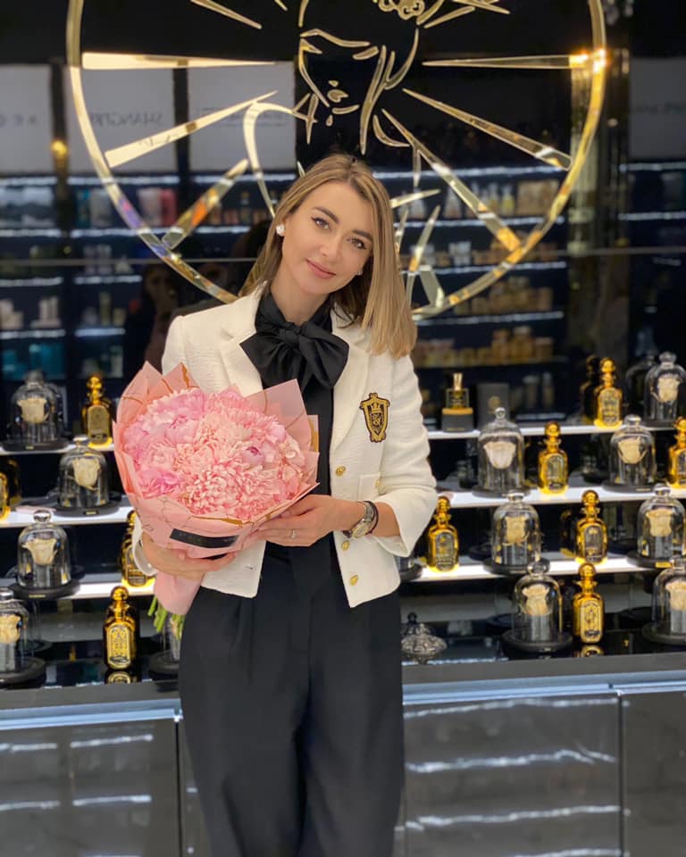 Denisa Tănase, la unul dintre magazinele sale de parfumuri  denisa tanase, denisa tanase afacere, denisa tanase magazine de parfumuri