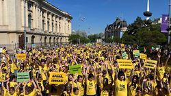 Cu pancarte cu mesaje de îndemn la joc împreună, pe Calea Victoriei, 800 de părinți și copii au anunțat Big Little Festival printr-un flashmob-manifest