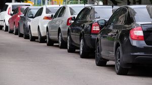 Mașini parcate pe carosabil