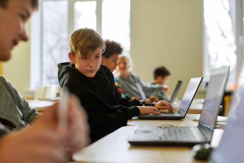 Elevi la ora de informatică
