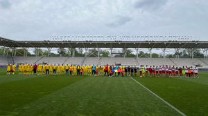 Atmosferă incendiară aseară, la meciul amical disputat între Nationala Artiştilor Fotbalişti din România şi Naţionala Artiştilor Fotbalişti din Turcia; Scorul de 3-2 a fost in favoarea echipei Turciei!
