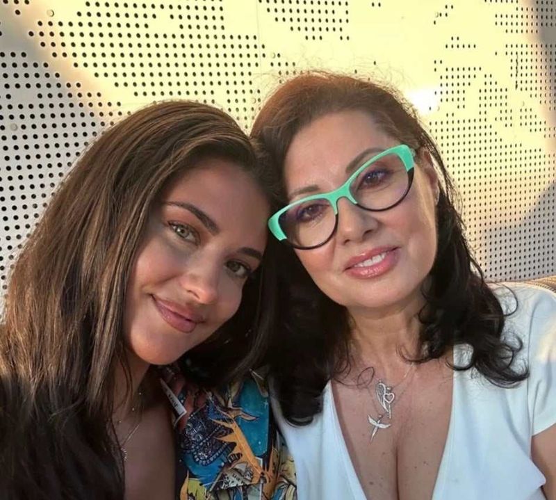 Denise Iacobescu împreună cu fiica sa, Antonia  denise iacobescu. mama antoniei, cu ce se ocupa denise iacobescu