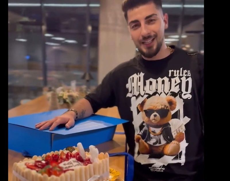 Tricou Patrick, postare Larisa, fani