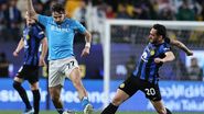 Kvicha Kvaratskhelia și Hakan Calhanoglu într-un duel