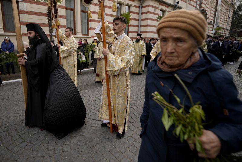 pelerinaj de florii, oameni pe strada, preoti în procesiune