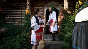 Femei în costume tradiționale