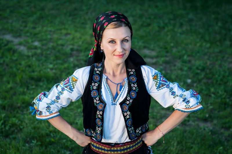 Femeie în costum tradițional
