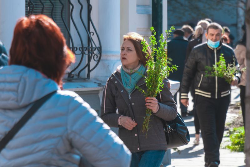 Oameni cu ramuri de salcie în mâini