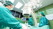 medic in timpul operatiei