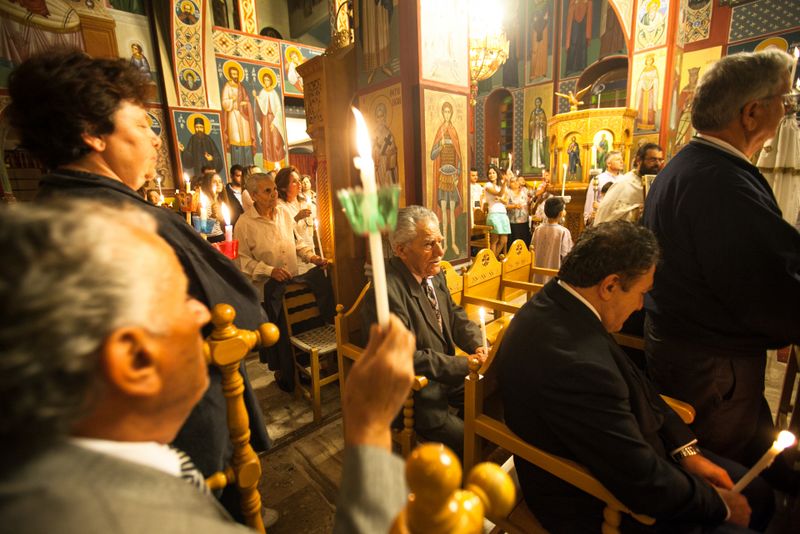 Credincioși în biserică