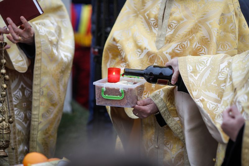 Preoți, colivă și vin