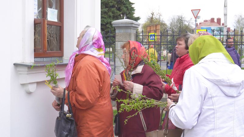 Credincioși cu ramuri de salcie în mâini
