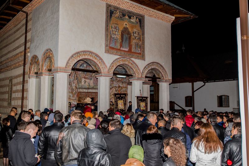 Credincioși, participând la slujbă