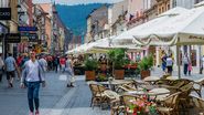 Oameni, în Centrul Vechi din Brașov