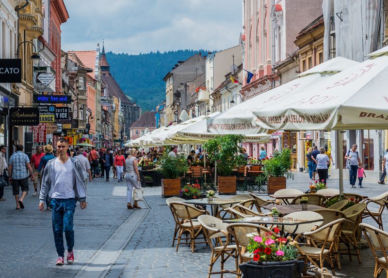 Oameni, în Centrul Vechi din Brașov