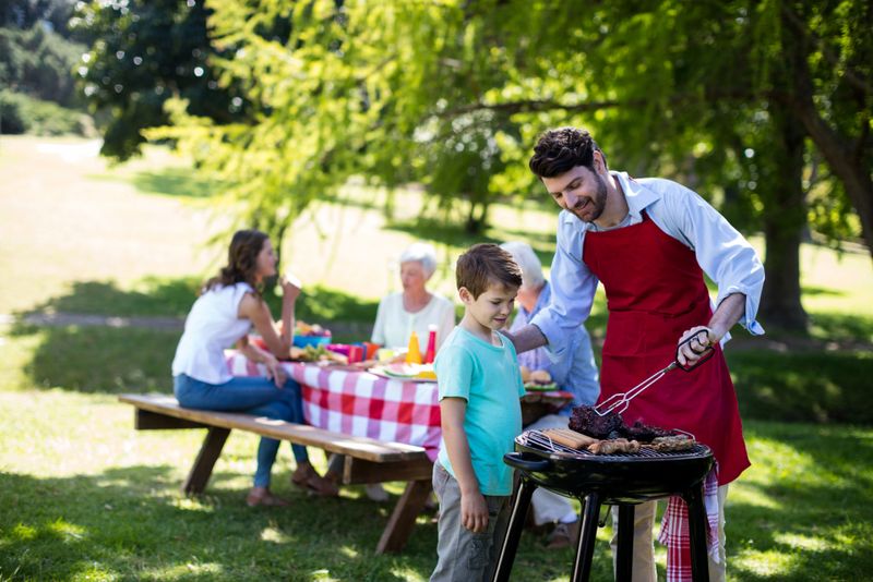 Familie în parc, la grătar