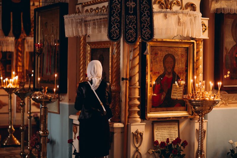 Credincioși &icirc;n biserică