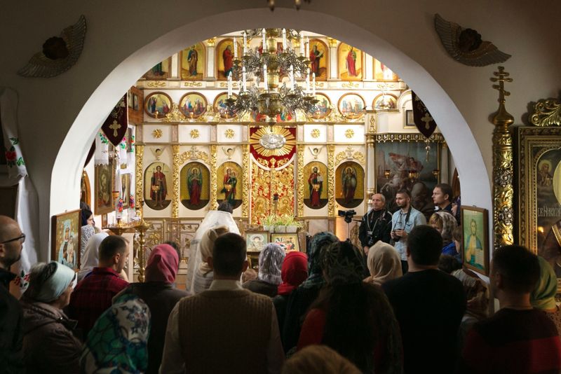 Credincioși în biserică
