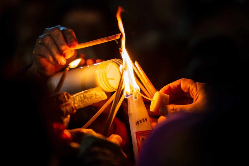 lumina sfanta, de unde vine lumina sfanta, cum se aprinde lumina sfanta 
