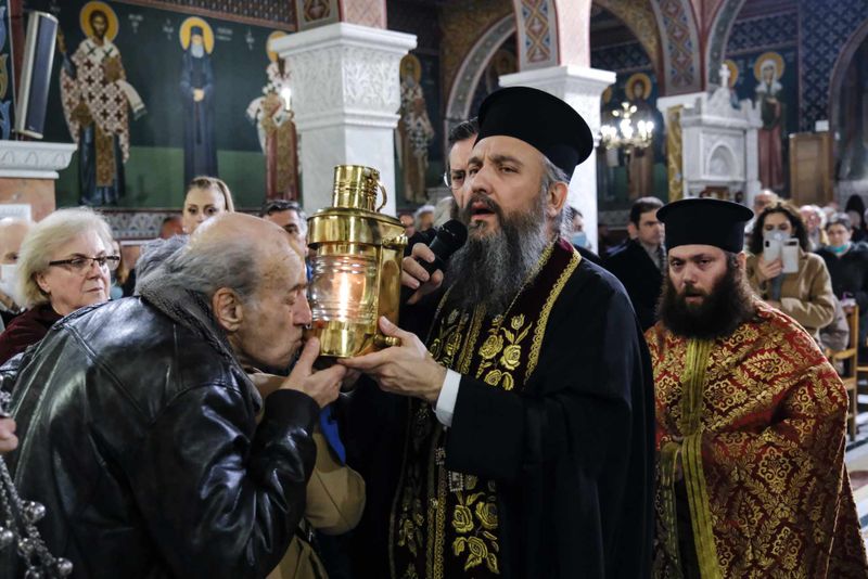 luminaa sfanta de la ierusalim, cum se aprinde lumina sfanta 