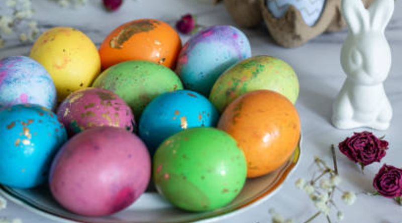 oua decorate cu praf de stele, modele de decorare oua pentru copii 