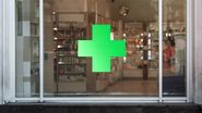 Logo Farmacie, pe geam
