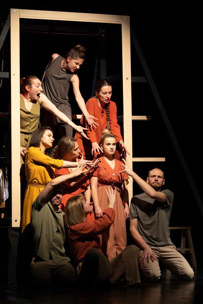 Actori pe scena teatrului