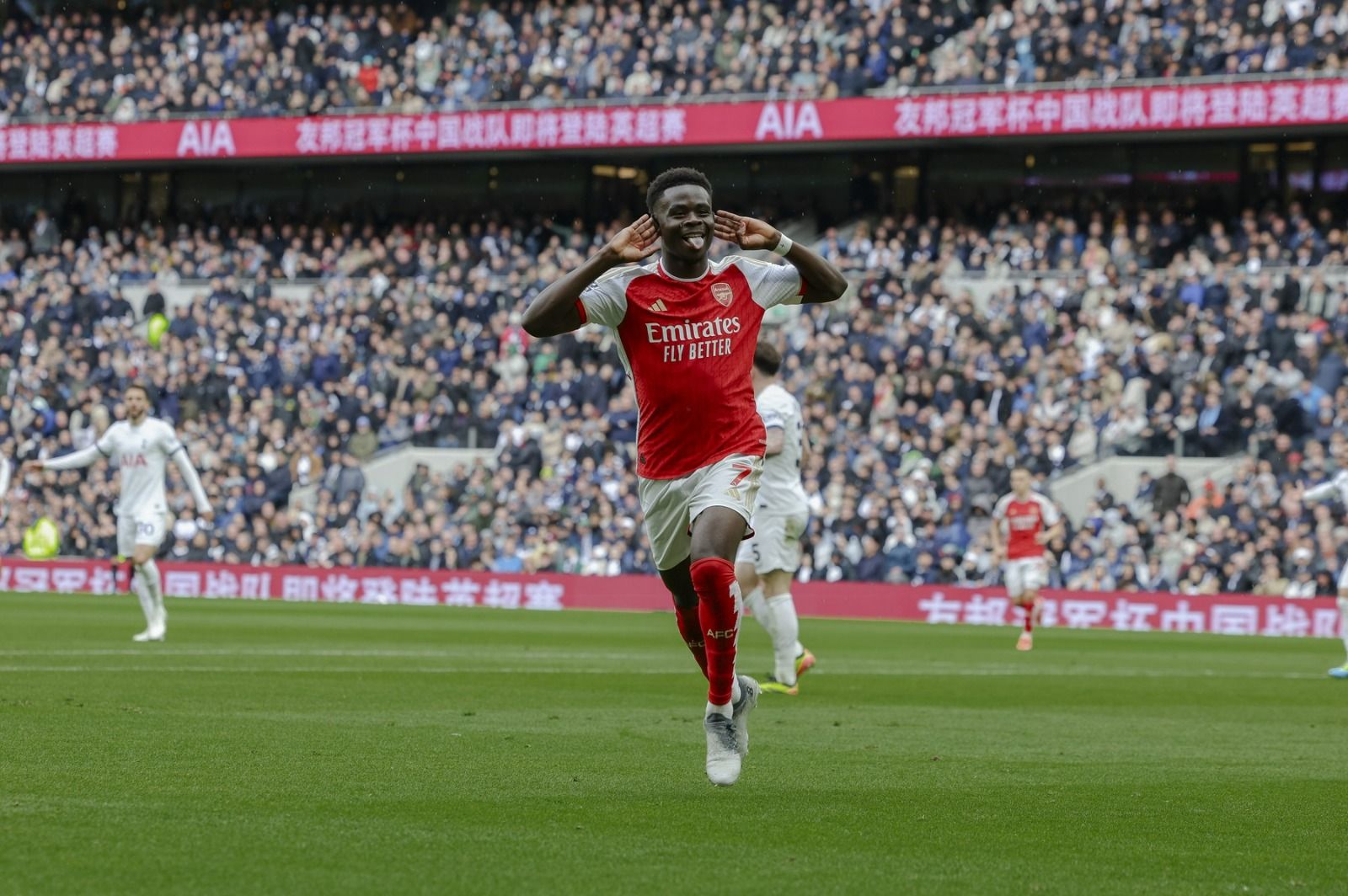 E oficial! Un celebru fotbalist s-a logodit cu iubita secretă pe care a ținut-o ascunsă timp de doi ani! Bukayo Saka de la Arsenal i-a dat un inel ”enorm”, iar  reacția ei a fost una neașteptată