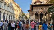 Credincioși, în fața bisericii