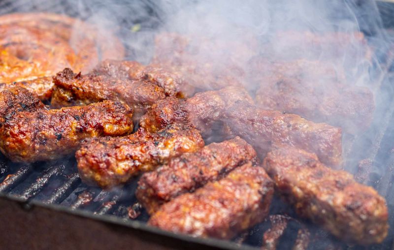 Mici pe grătar, de 1 Mai  mici de 1 mai, ziua muncii, trucuri pentru mici