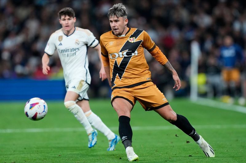 Andrei Rațiu în meciul contra celor de la Real Madrid, prima partidă din acest sezon de LaLiga în care a fost integralist Andrei Rațiu în partida Real Madrid - Rayo Vallecano