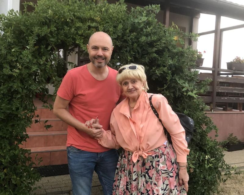 Mihai Mitoșeru alături de mama sa mihai mitoseru si mama sa