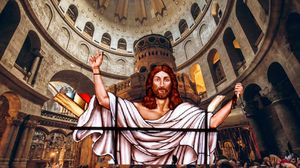 Iisus Hristos, credincioși în biserică