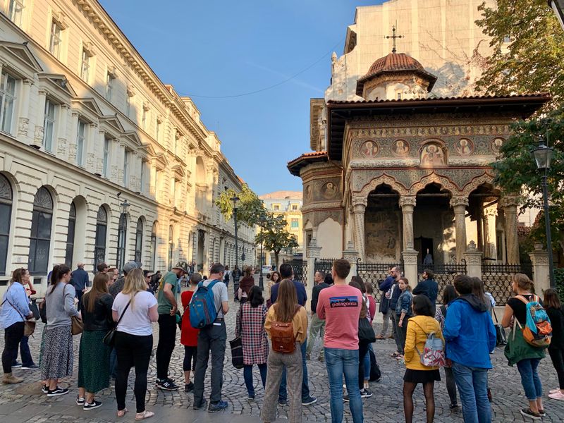 Credincioși, în fața bisericii