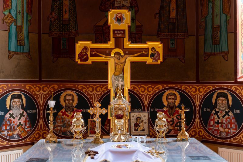 Cruce &icirc;n altar