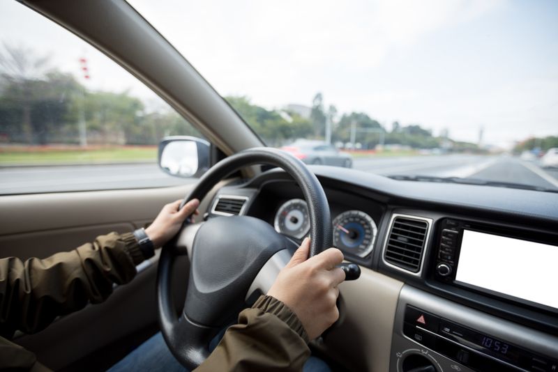 Șofer la volanul unui autoturism