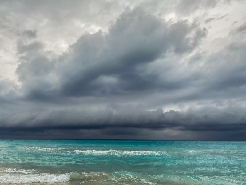 Vreme ploioasă, la mare