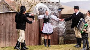 Tradiția udatului fetelor