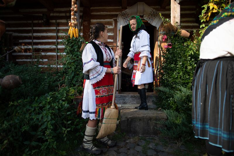 Femei în costume tradiționale