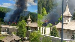 Incendiu lângă mânăstirea Voroneț din Suceava! Cu doar câteva ore înainte de slujba de Înviere, pompierii luptă să lichideze flăcările