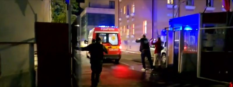 Ambulanța intră pe porțile spitalului unde va a fost internat Florin Piersic la București