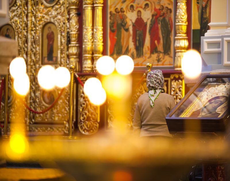 Femeie &icirc;n biserică